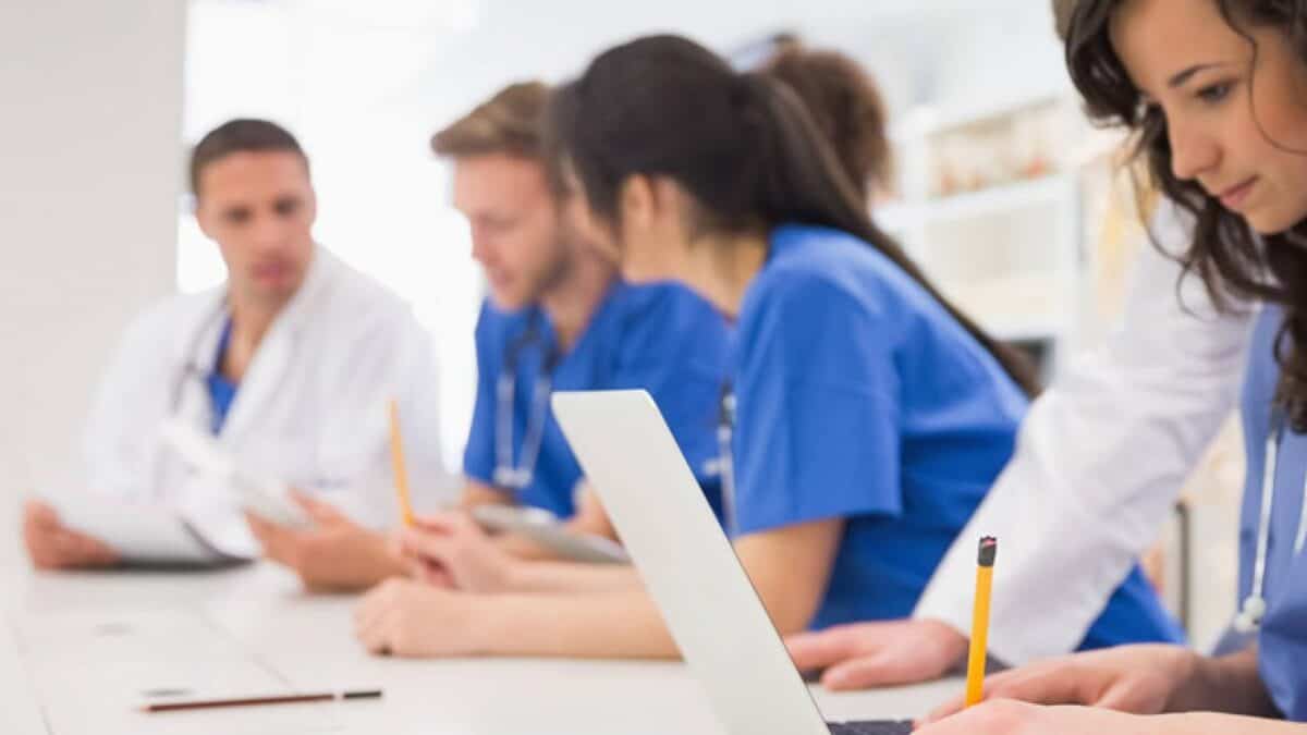 Estudiar medicina fuera de España: ventajas y requisitos