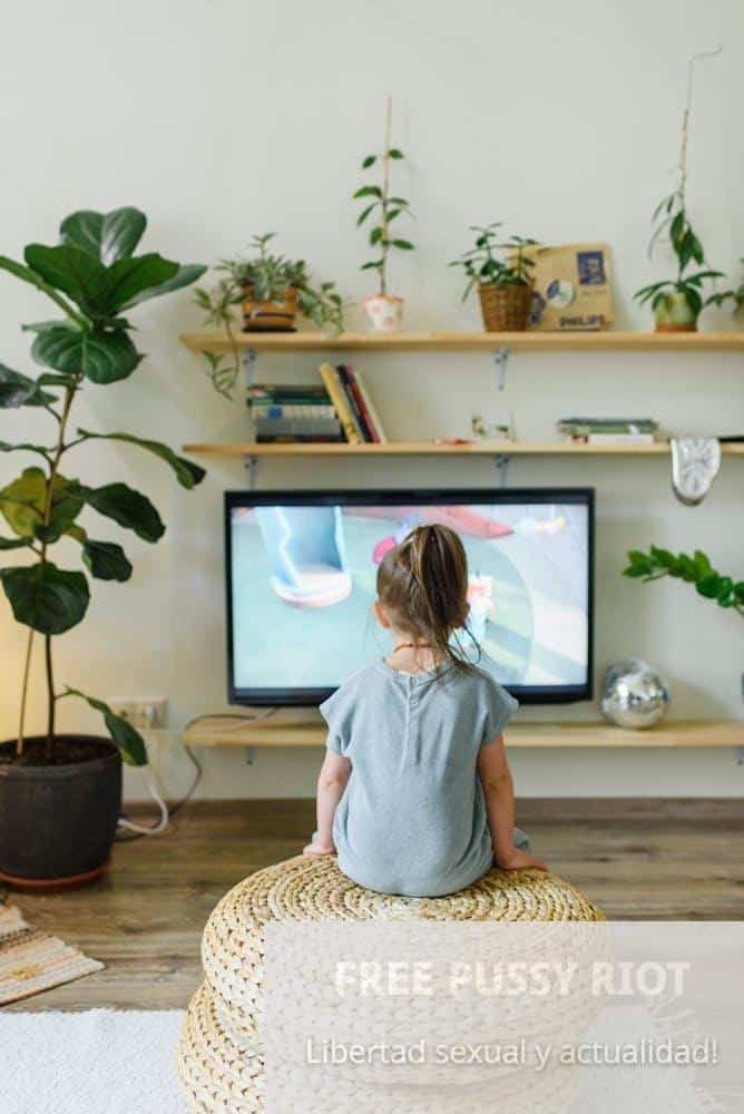 Niña mirando la tv