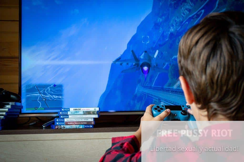 Niño con videojuegos