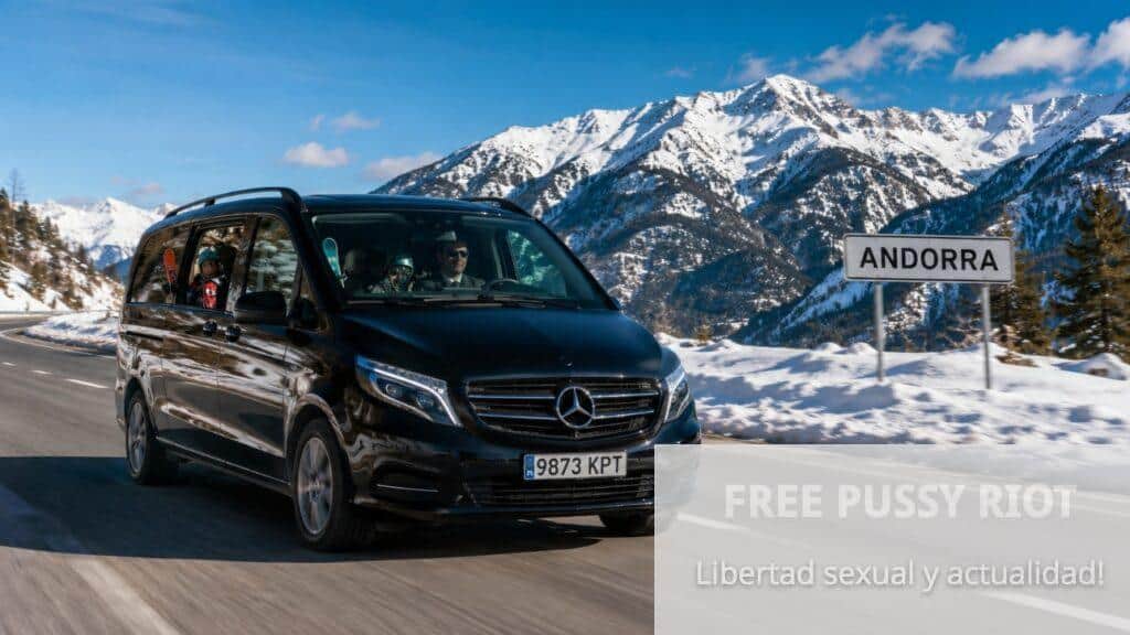 Transfer privado desde el aeropuerto de Barcelona hacia Andorra con nieve y esquís, mostrando comodidad y seguridad