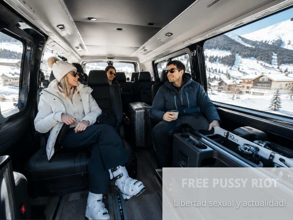 Interior de un transfer privado con pasajeros disfrutando de comodidad y espacio para equipaje y esquís