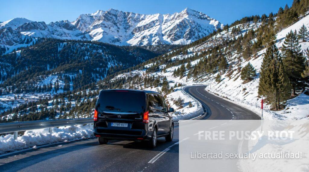 Ruta de montaña en Andorra con un vehículo de transfer privado atravesando un paisaje nevado