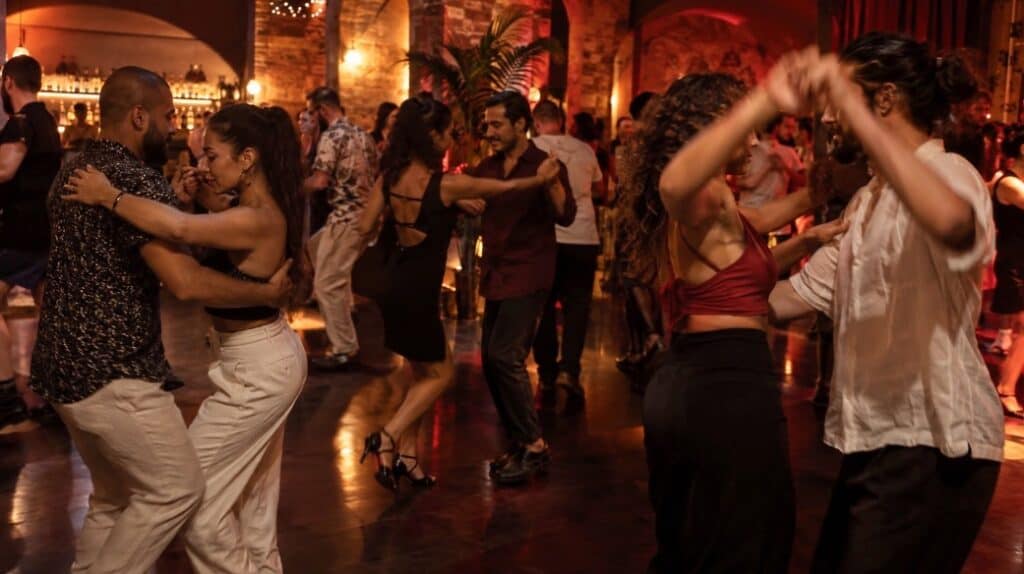 Parejas bailando en un evento de salsa en Barcelona