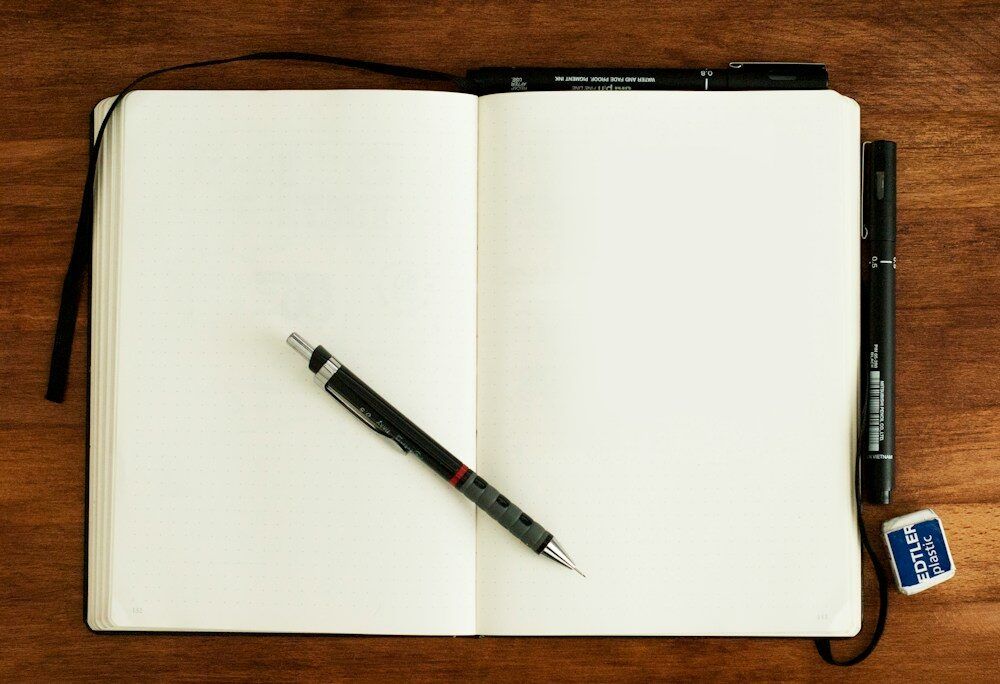Cuaderno abierto y bolígrafo sobre la mesa de la redacción de Free Pussy Riot