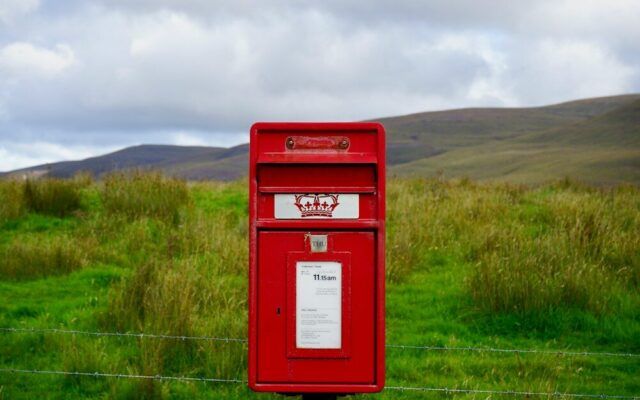 Buzón de correos rojo en el campo, imagen de la página de contacto