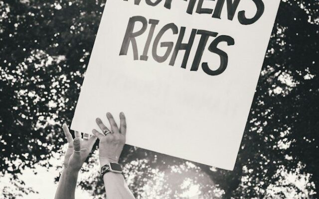 Pancarta del movimiento feminista que pide proteger los derechos de las mujeres