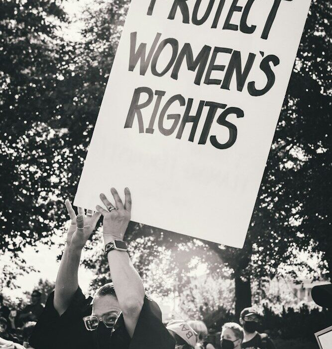 Pancarta del movimiento feminista que pide proteger los derechos de las mujeres
