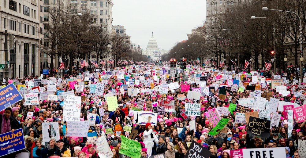 Manifestación multitudinaria del movimiento feminista en una gran avenida